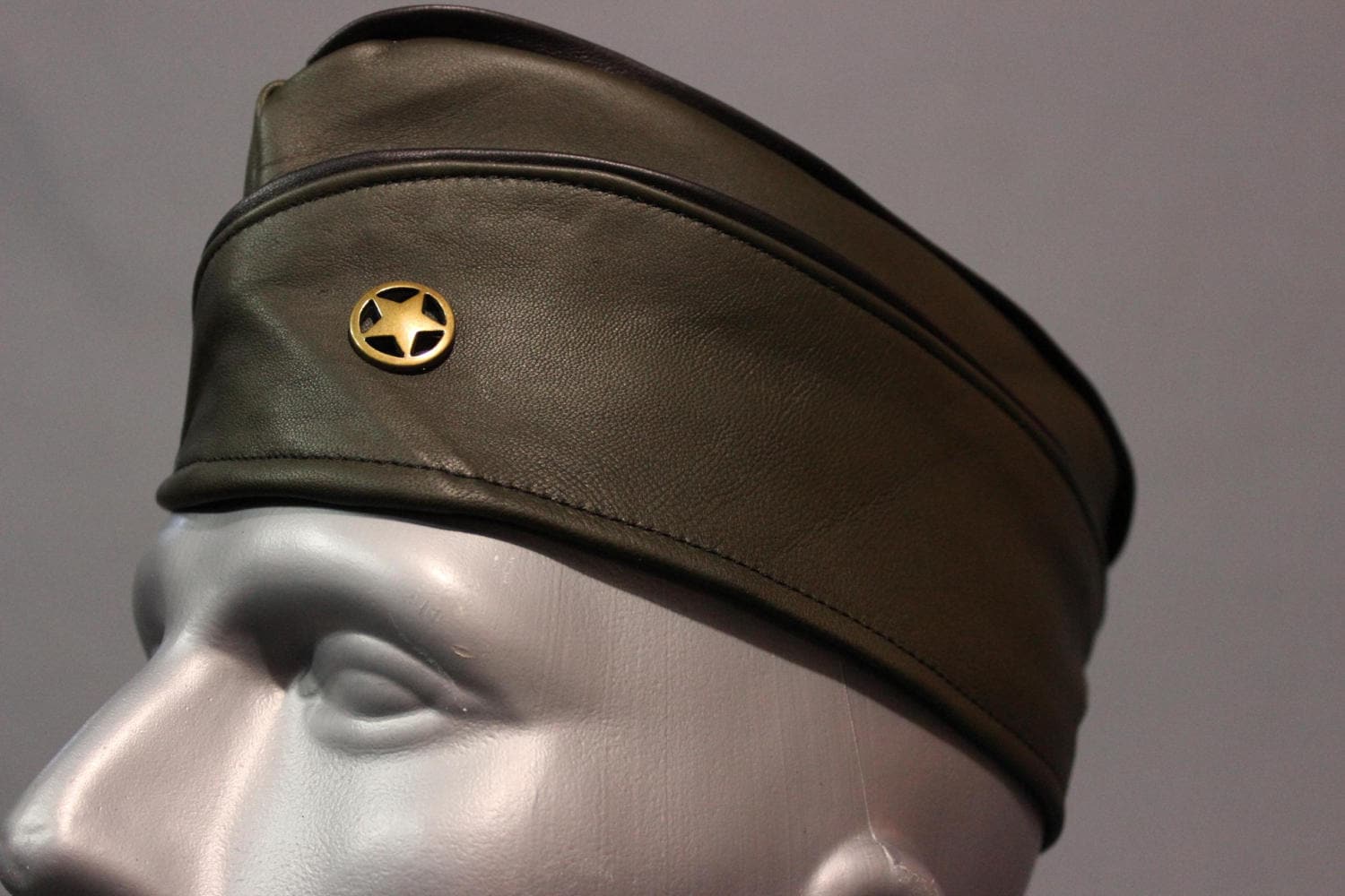 Militär Olivgrüne Ledergarnisonsmütze Mit Messingstern-Concho von WolfstrykerLeather