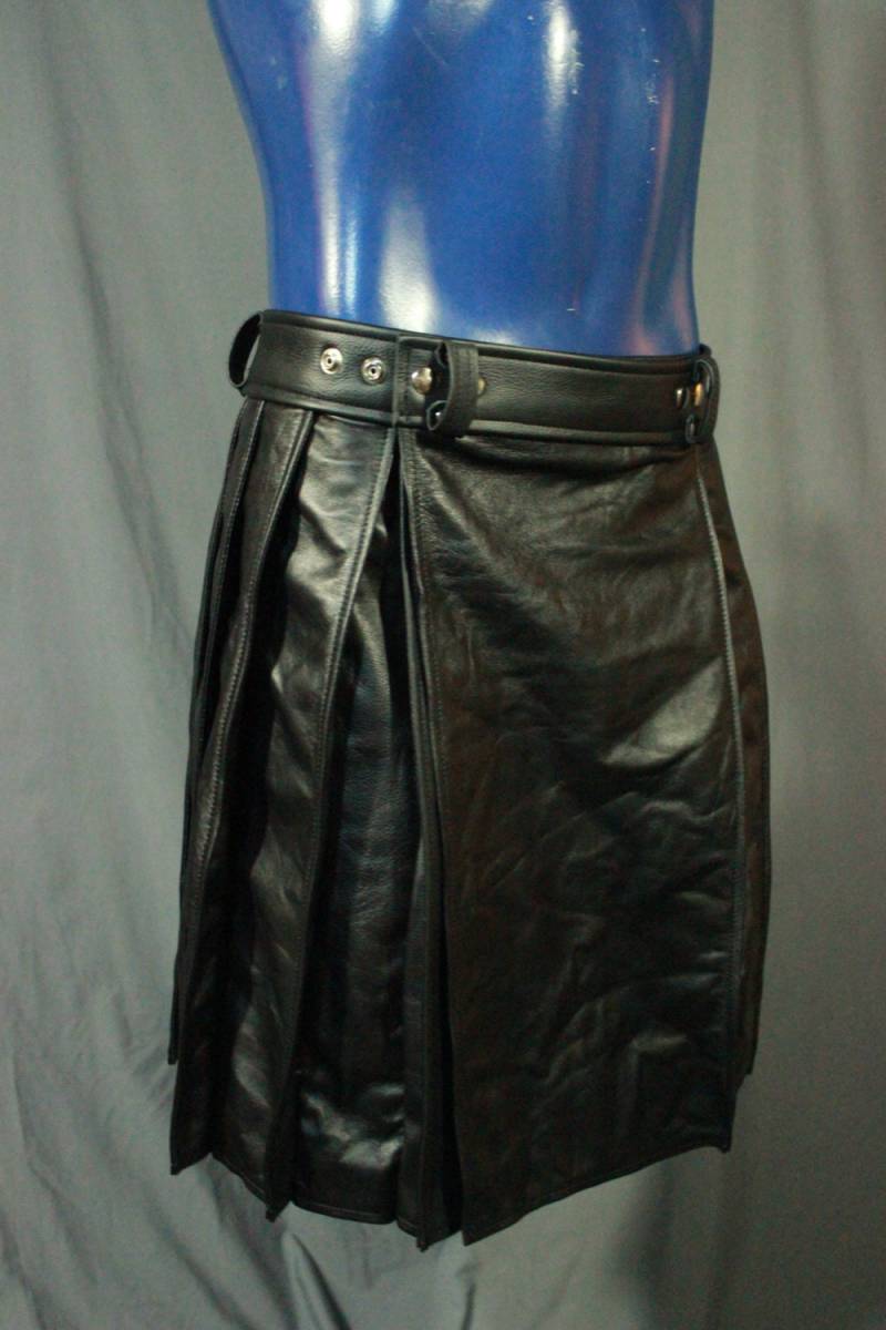 Plissee Schwarz Leder Kilt von WolfstrykerLeather