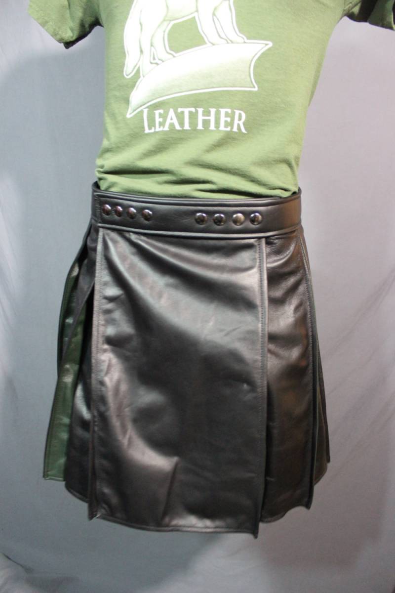 Plissee Schwarz Und Grün Leder Kilt von WolfstrykerLeather