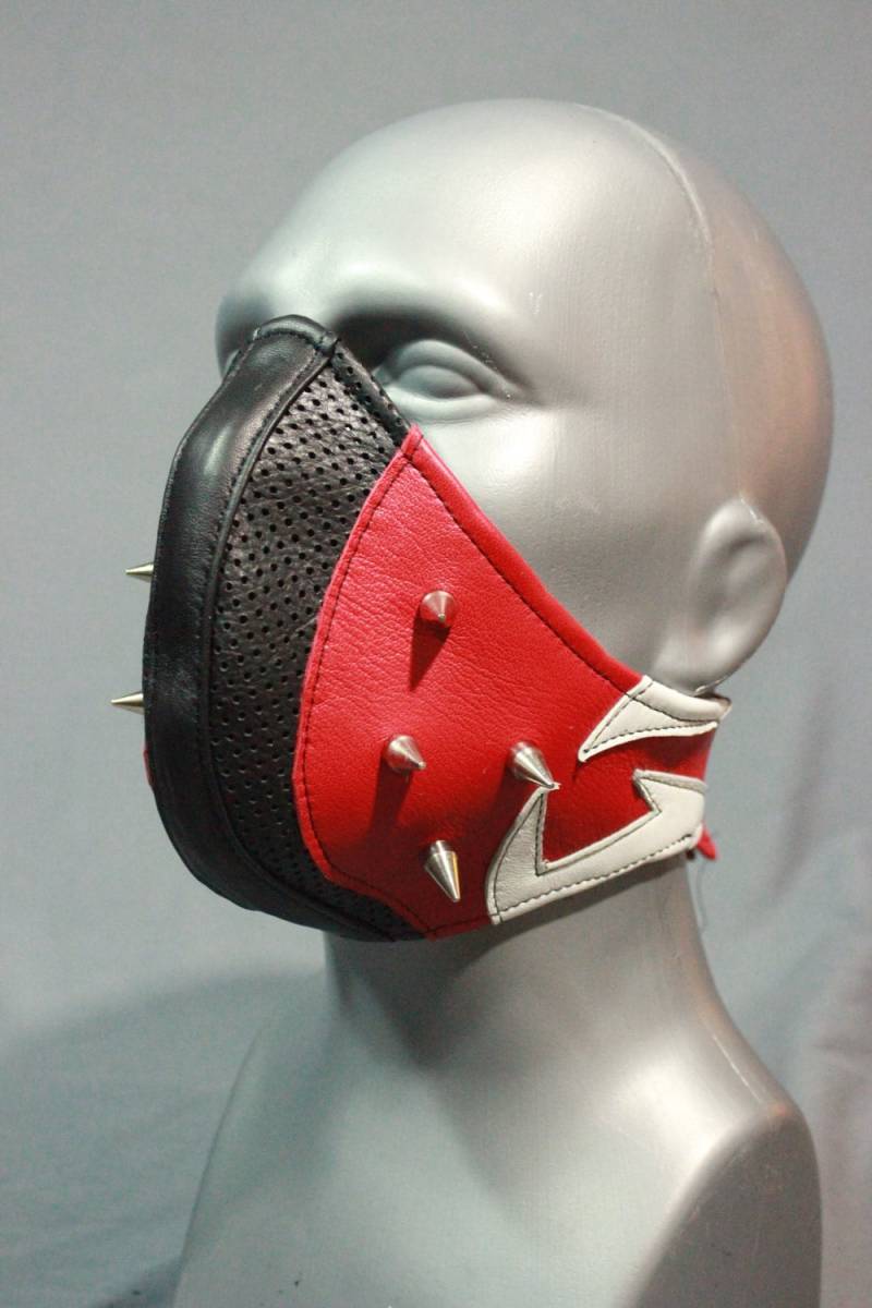 Schwarz Und Rot Halbmaske von WolfstrykerLeather
