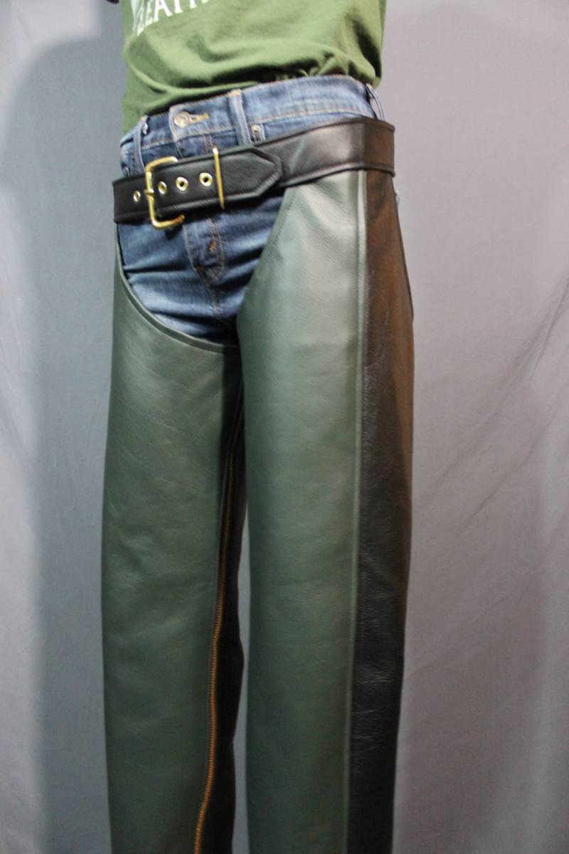 Sir Tom Matt Collection - Classic Bar Chaps in Schwarz Und Grün von WolfstrykerLeather