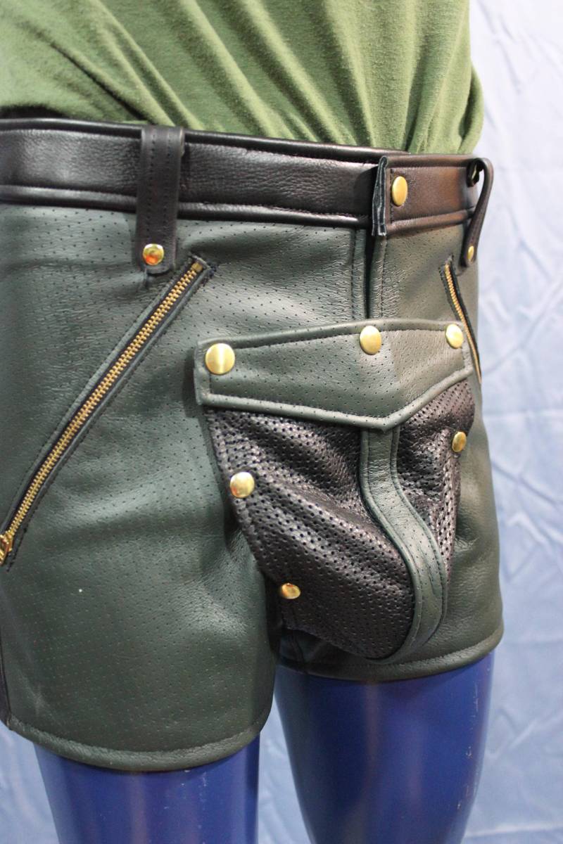 Sir Tom Matt Collection - Perforierte Leder-Shorts Mit Abnehmbaren Schamkapsel von WolfstrykerLeather