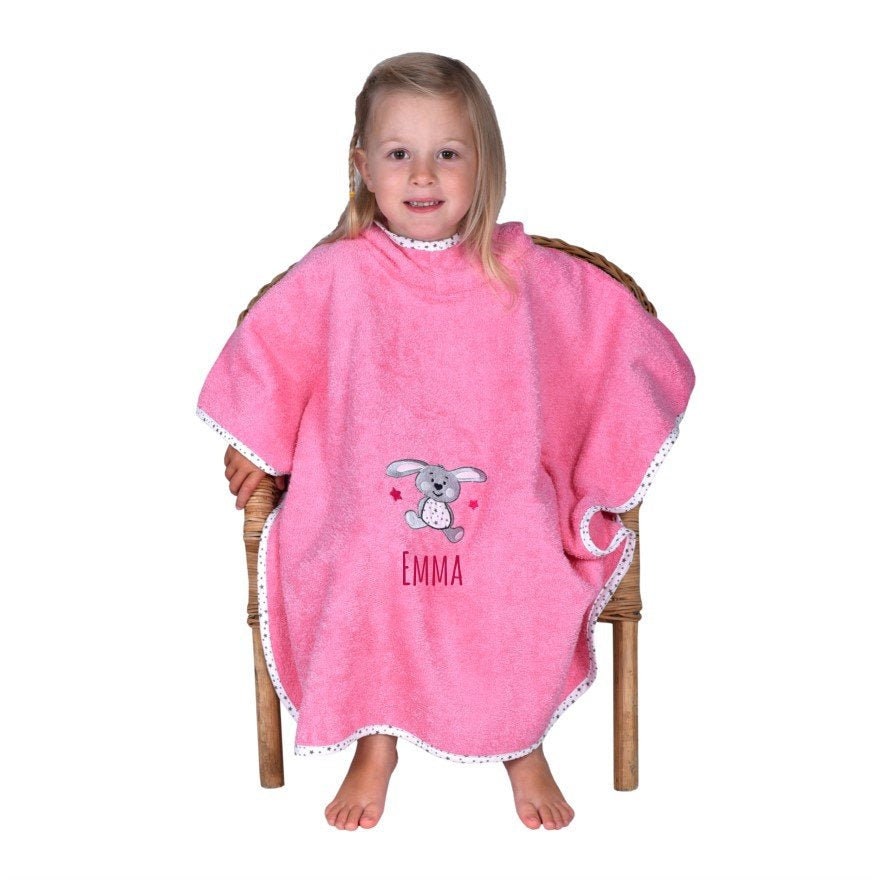 Poncho Pink Mit Kapuze Hasen-Motiv Und Name Bestickt Badeponcho Geschenk Zur Geburt Geburtstag Oder Taufe Poncho Pink Mit Kapuze Hasen-Motiv Und Name Bestickt Badeponcho Geschenk Zur Geburt Geburtstag Oder Taufe von Wolimbo