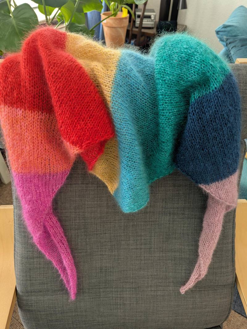 Dreieckstuch - Kidmohair/Seide "Regenbogenfarben"- Flauschig Und Federleicht- Handgestrickt von WollLoops