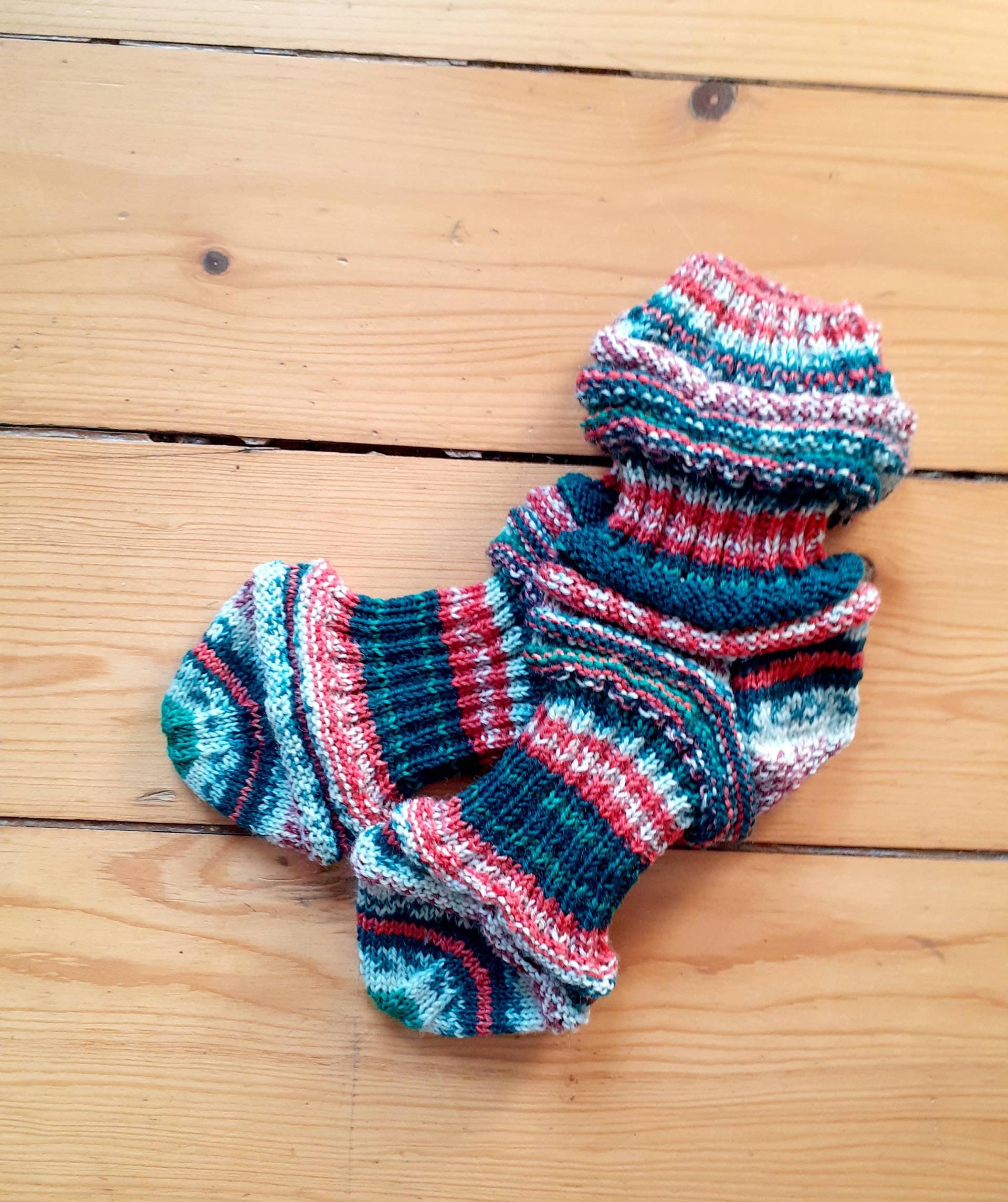 Weihnachten, Merry Christmas, Weihnachtsstrümpfe, Mojos, Socken Handgestrickt, Größe 40/41 Weihnachten, Merry Christmas, Weihnachtsstrümpfe, Mojos, Socken Handgestrickt, Größe 40/41 von WollefuerDich