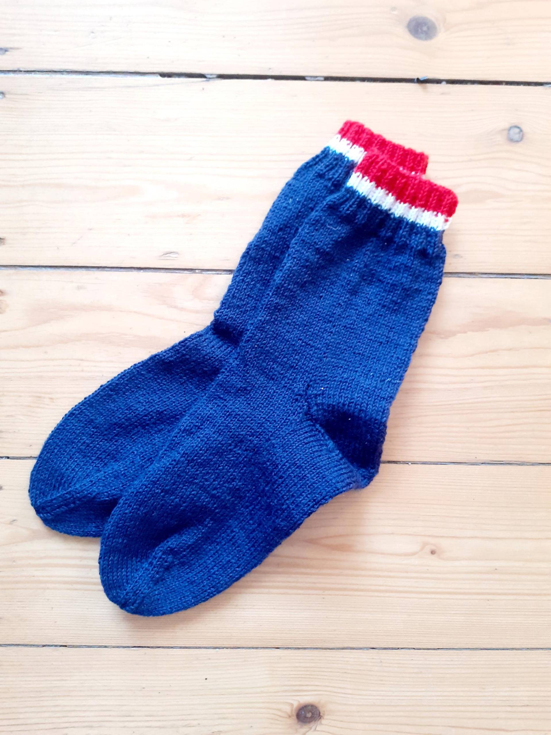Wollsocken Blau, Rot , Weiß, Handgestrickt, in Größe 40/41 Marine Style Wollsocken Blau, Rot , Weiß, Handgestrickt, in Größe 40/41 Marine Style von WollefuerDich