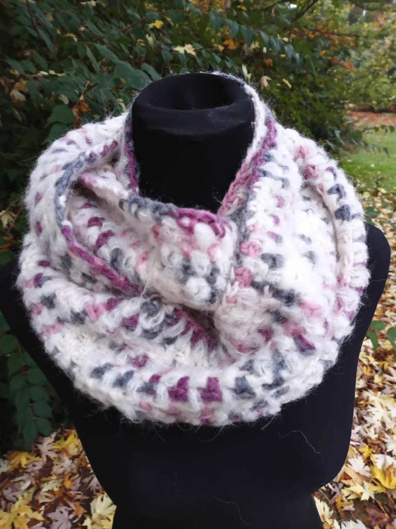 Loop Schal- Flauschig - 8 Farben Zur Wahl Handarbeit Wichtelgeschenk Loop Schal- Flauschig - 8 Farben Zur Wahl Handarbeit Wichtelgeschenk von Wolleladen