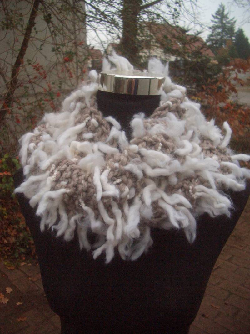 Loop Schal - Gestrickt Handarbeit Beige Mit Weißen Fransen von Wolleladen