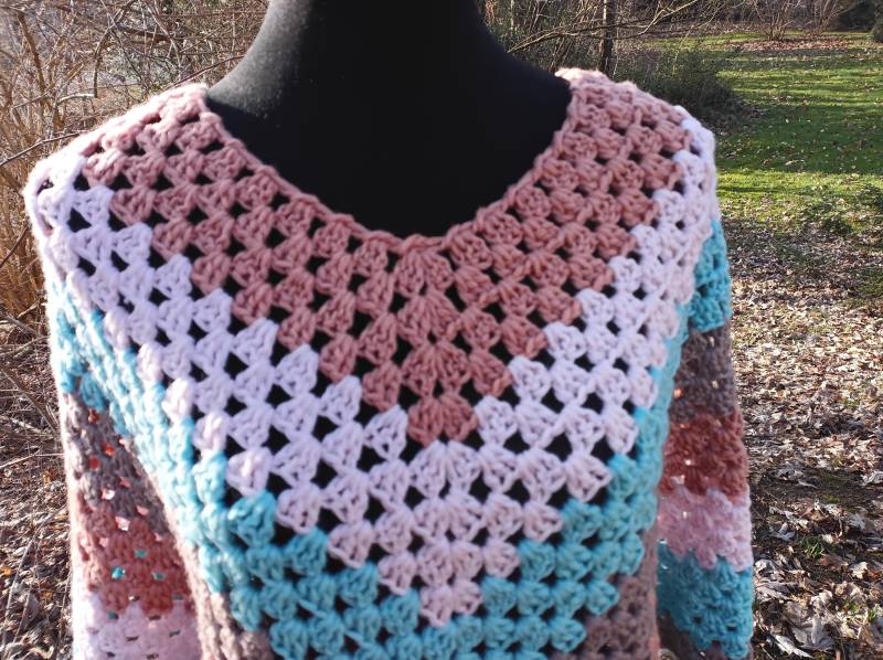 Poncho in Pastellfarben Bio Merino Handarbeit 38/42 von Wolleladen