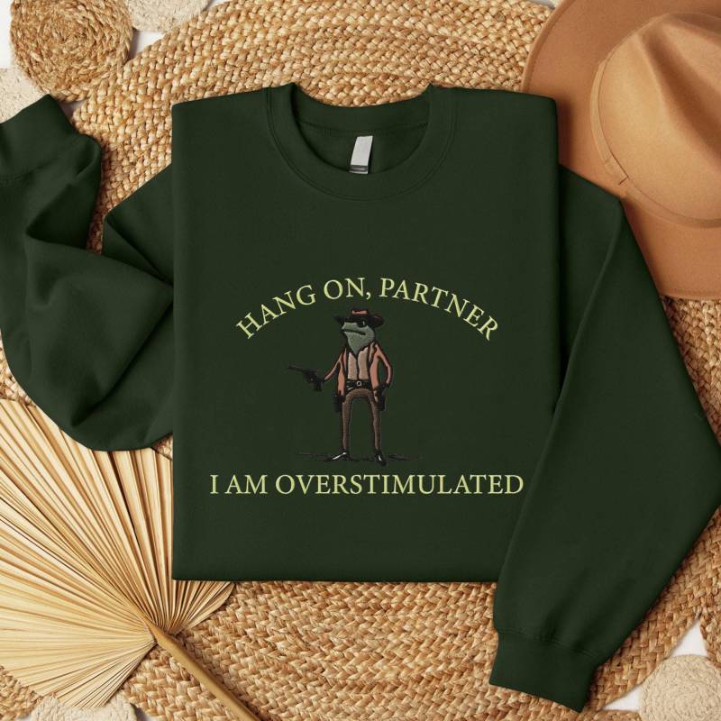 Hold On Partner I'm Overstimulated Embroidered Sweatshirt, Cowboy Frog Unhinged Shirt, Weirdcore Gen Z Crewneck Sweatshirt von WollewunderShop