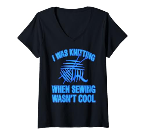 Damen Ich strickte, als Nähen noch nicht cool war T-Shirt mit V-Ausschnitt Damen Ich strickte, als Nähen noch nicht cool war T-Shirt mit V-Ausschnitt von Wollfans der alten Schule mit Humor