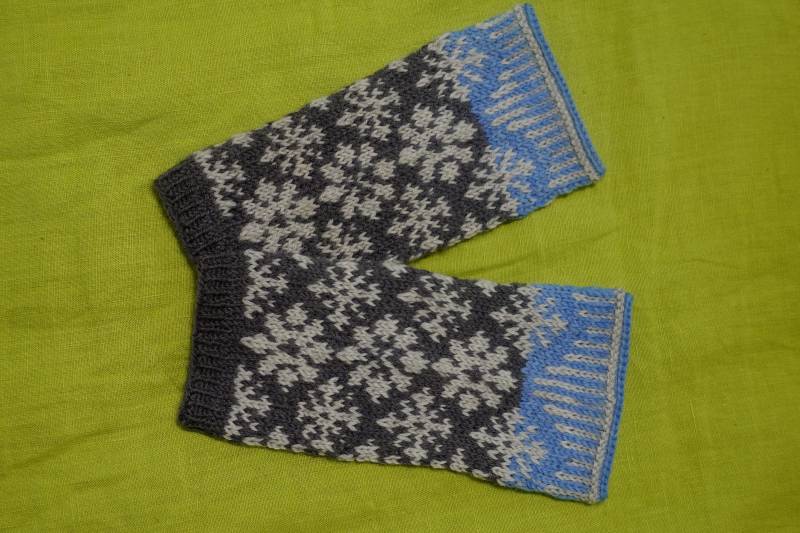 Armstulpen One Size Pulswärmer , Schneesterne' Handgestrickt Stulpen Handstulpen Handwärmer Grau Natur Geschenk Norweger Fair Isle von Wollhandwerk