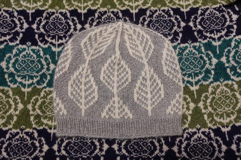 Beanie Strick-Mütze "Blätter' Feines 100% Alpaca Norweger Handgestrickt Gr. S | 52-54cm Hellgrau-Natur von Wollhandwerk