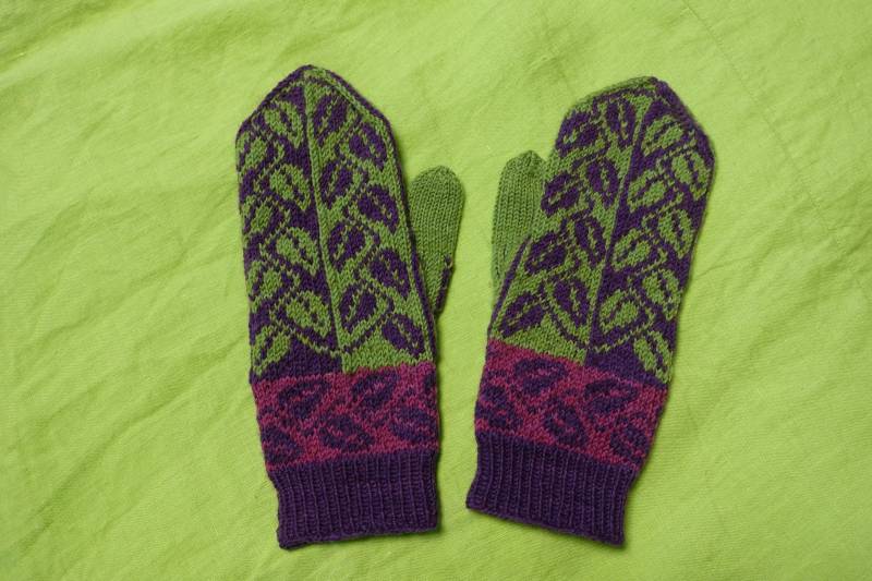Damen Handschuhe Gr. M "Blätter' Fäustel Mitts Mittens Stranded Pflanzengefärbt Gloves Fausthandschuhe Fäustlinge von Wollhandwerk