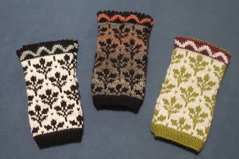 Pulswärmer Handgestrickt "Blattwerk' Pflanzengefärbt One Size Damen Stulpen Handstulpen Armstulpen Handwärmer Geschenk Norweger von Wollhandwerk