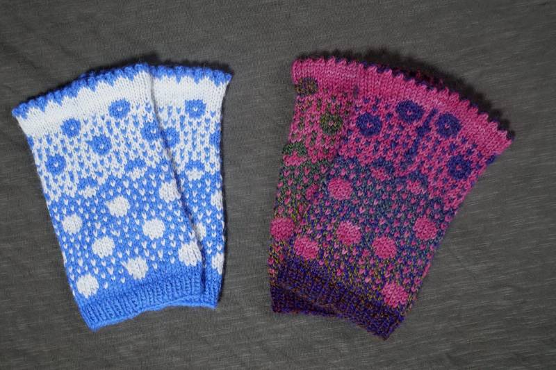 Pulswärmer Handgestrickt " Dots' One Size Stulpen Handstulpen Armstulpen Pflanzengefärbt von Wollhandwerk