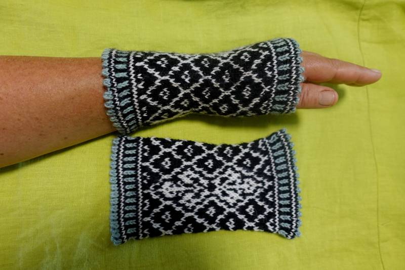 Pulswärmer Handgestrickt Pflanzengefärbt One Size Damen Stulpen Handstulpen Armstulpen Handwärmer Geschenk Norweger von Wollhandwerk