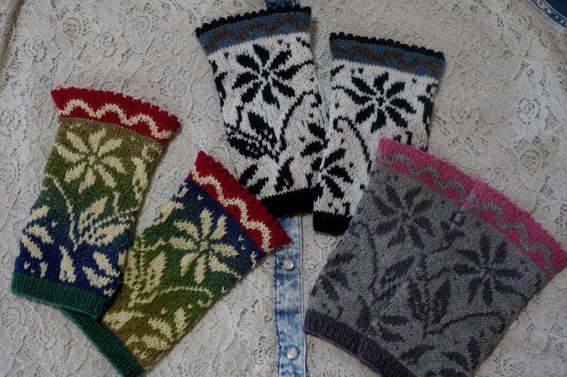 Stulpen Pulswärmer Handgestrickt One Size , Flowers' Handstulpen Armstulpen Handwärmer Geschenk Stranded Pflanzengefärbt Farbverlauf von Wollhandwerk