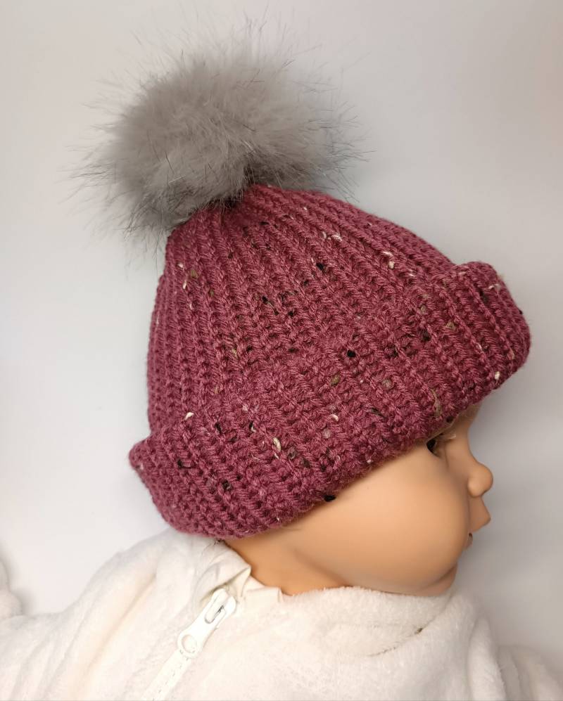 Babymütze Aus Strick Mit Kunstfellbommel von Wollherzchen
