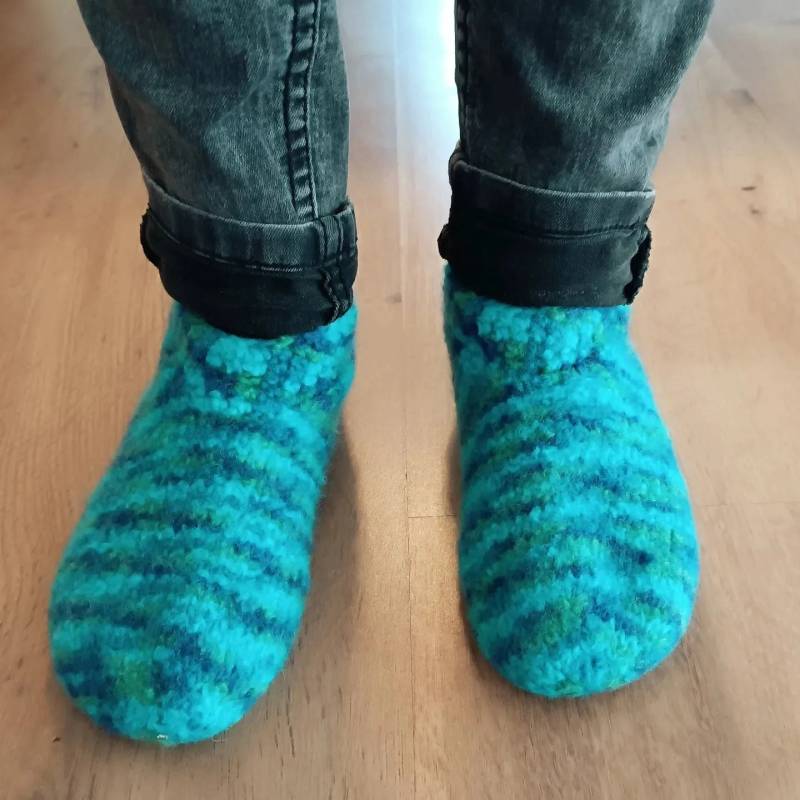 Filzschuhe „Multicolor" - Handgefertigte Hausschuhe Aus 100 % Schurwolle Für Warme Und Atmungsaktive Füße Verschiedene Farben Größen von Wollherzchen