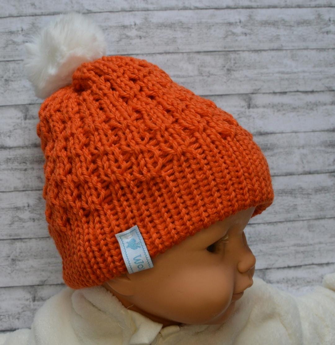 Gestrickte Babymütze Kopfumfang 42-48 cm, Mit Kunstfellbommel, Orange von Wollherzchen