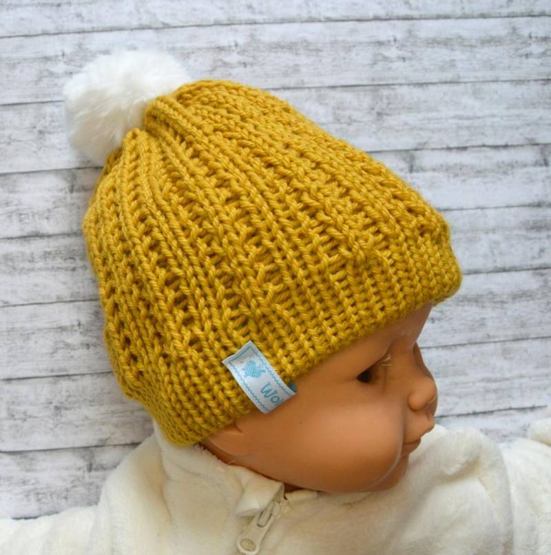 Gestrickte Babymütze Kopfumfang 42-48 cm, Mit Kunstfellbommel, Senfgelb von Wollherzchen
