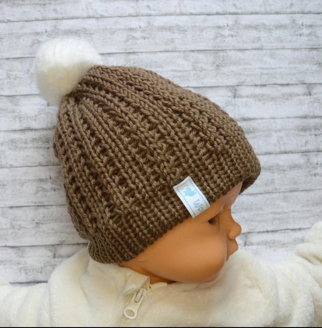 Gestrickte Babymütze Kopfumfang 42-48 cm, Mit Kunstfellbommel von Wollherzchen