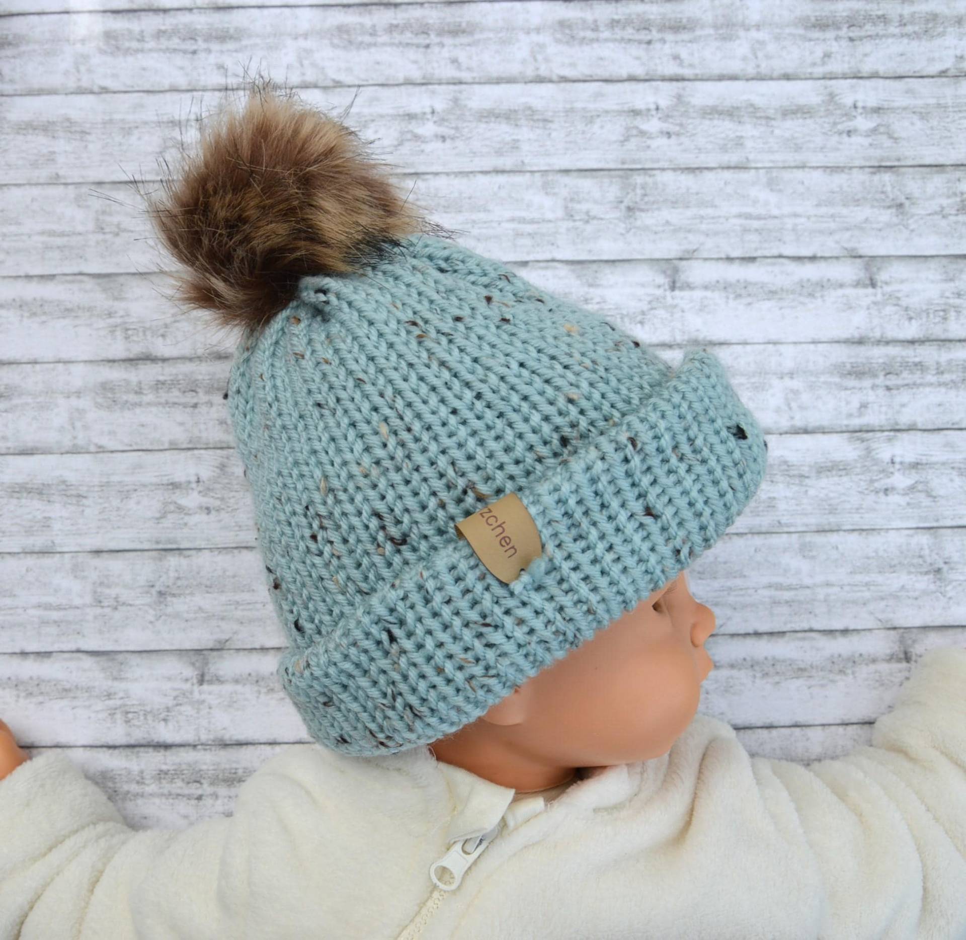 Gestrickte Babymütze Kopfumfang 42-50 cm, Mit Kunstfellbommel, Hellblau Tweed von Wollherzchen