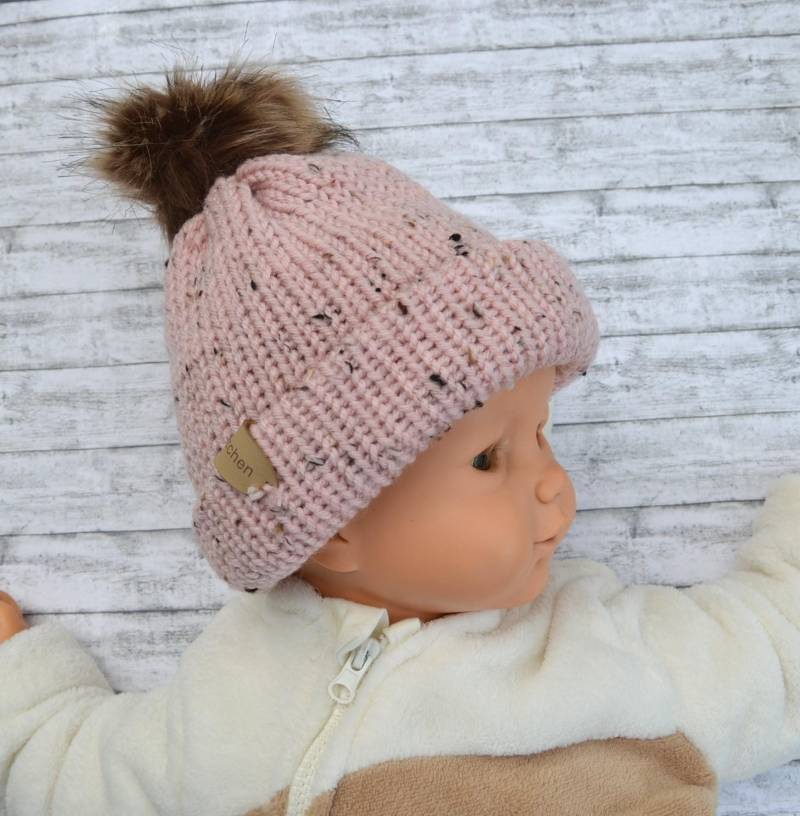 Gestrickte Babymütze Kopfumfang 42-50 cm, Mit Kunstfellbommel, Rosé Tweed von Wollherzchen
