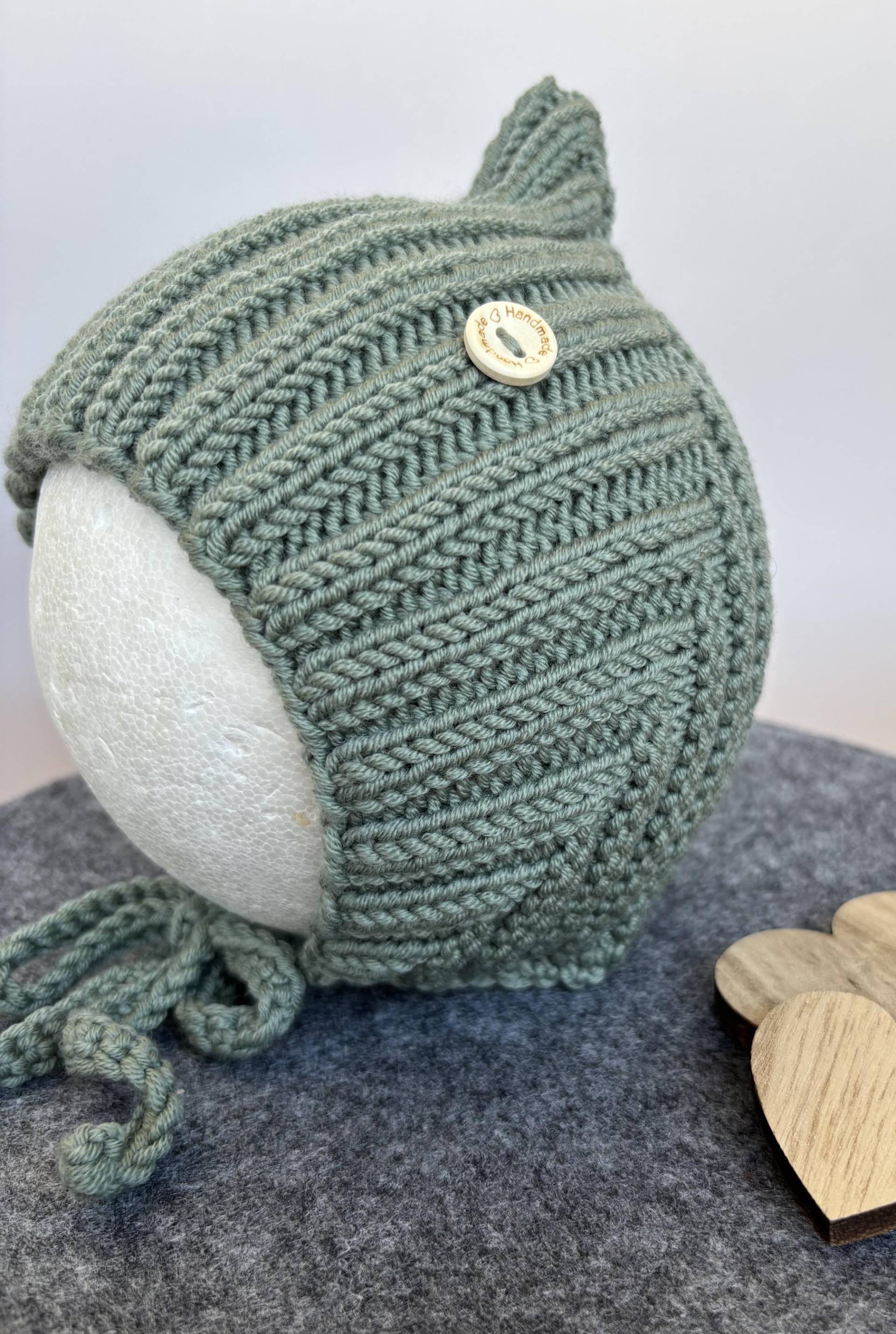 Handgestrickte Pixiemütze Aus 100 % Merinowolle - Salbei | 46-48 cm von Wollherzchen