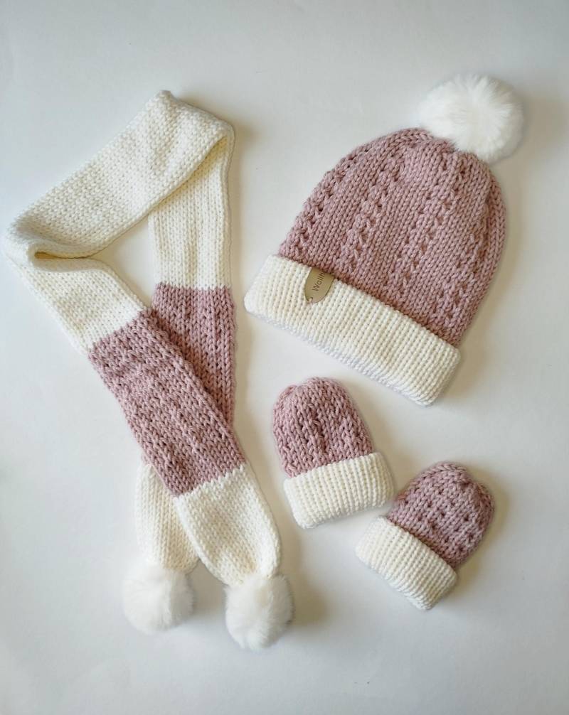 Sofort Lieferbar Set Bestehend Aus Bommelmütze, Loop Und Handschuhen 3-9 Monate von Wollherzchen