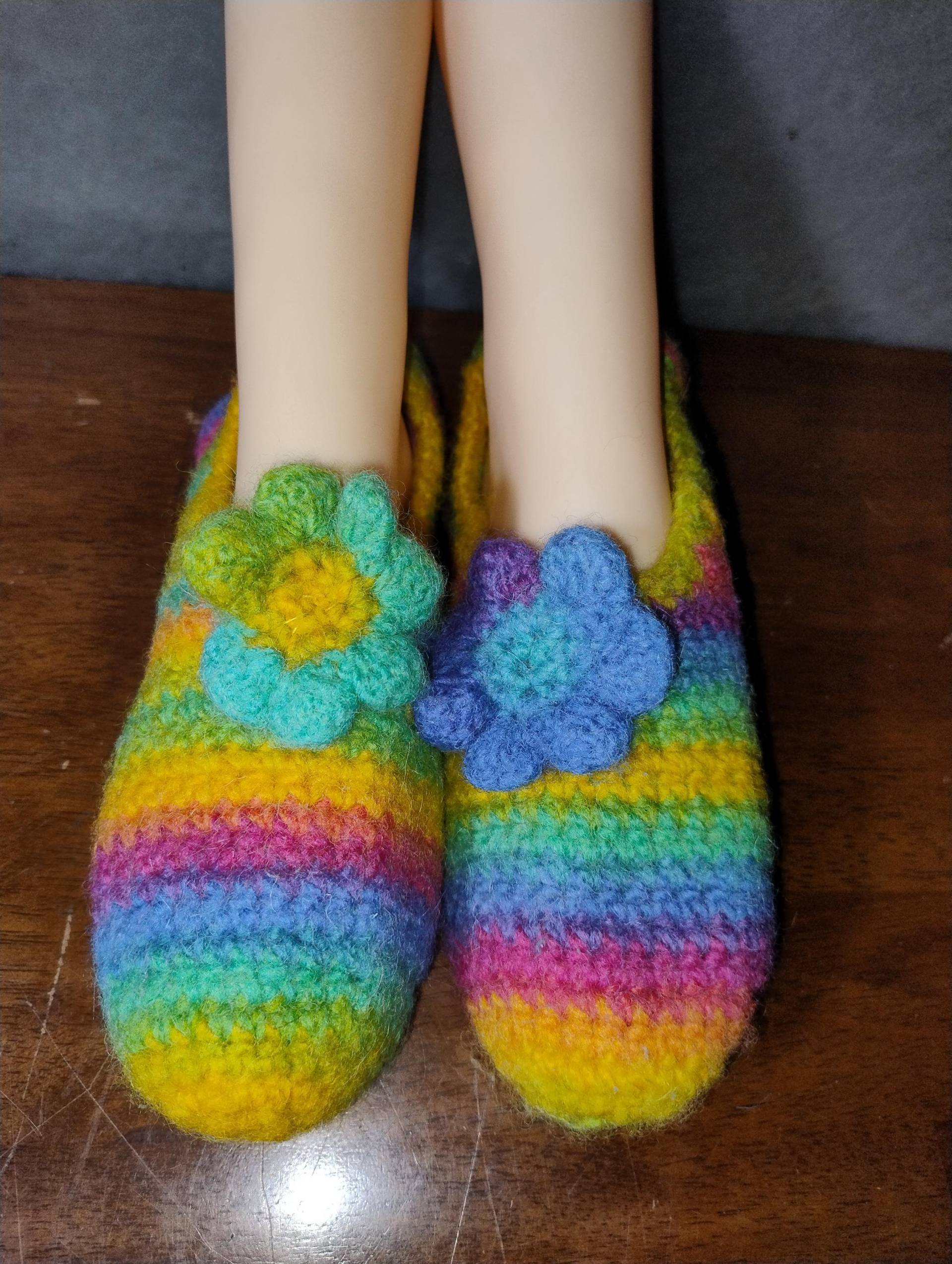 Handgefilzte Hausschuhe in Größe 39/40 Regenbogenfarben von WolligesVonStefanie