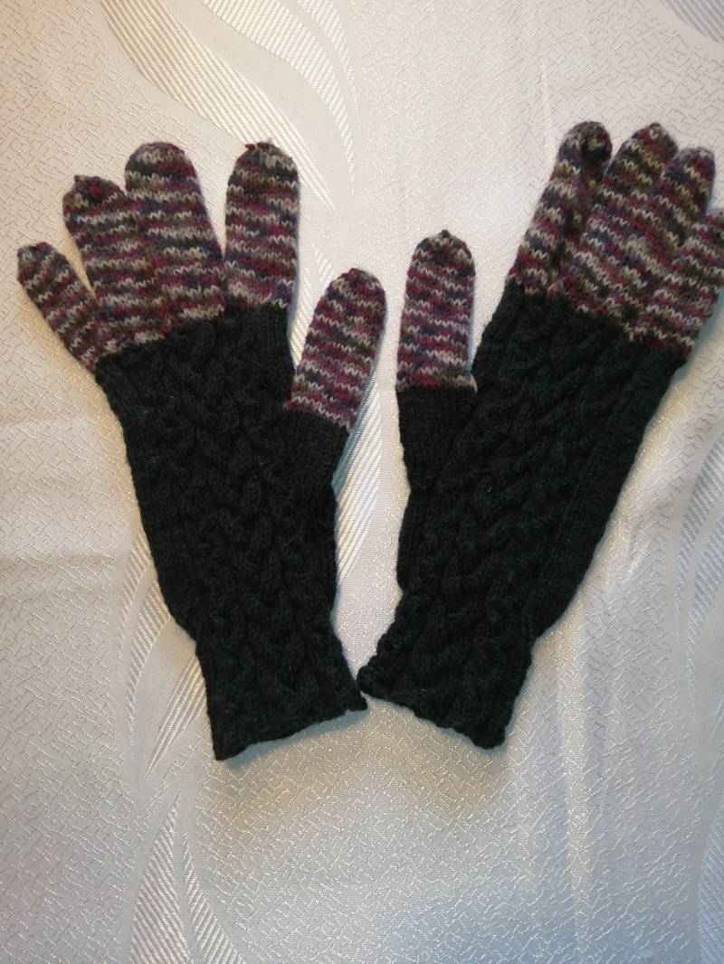 Handgestrickte Fingerhandschuhe Mit Zopf von WolligesVonStefanie
