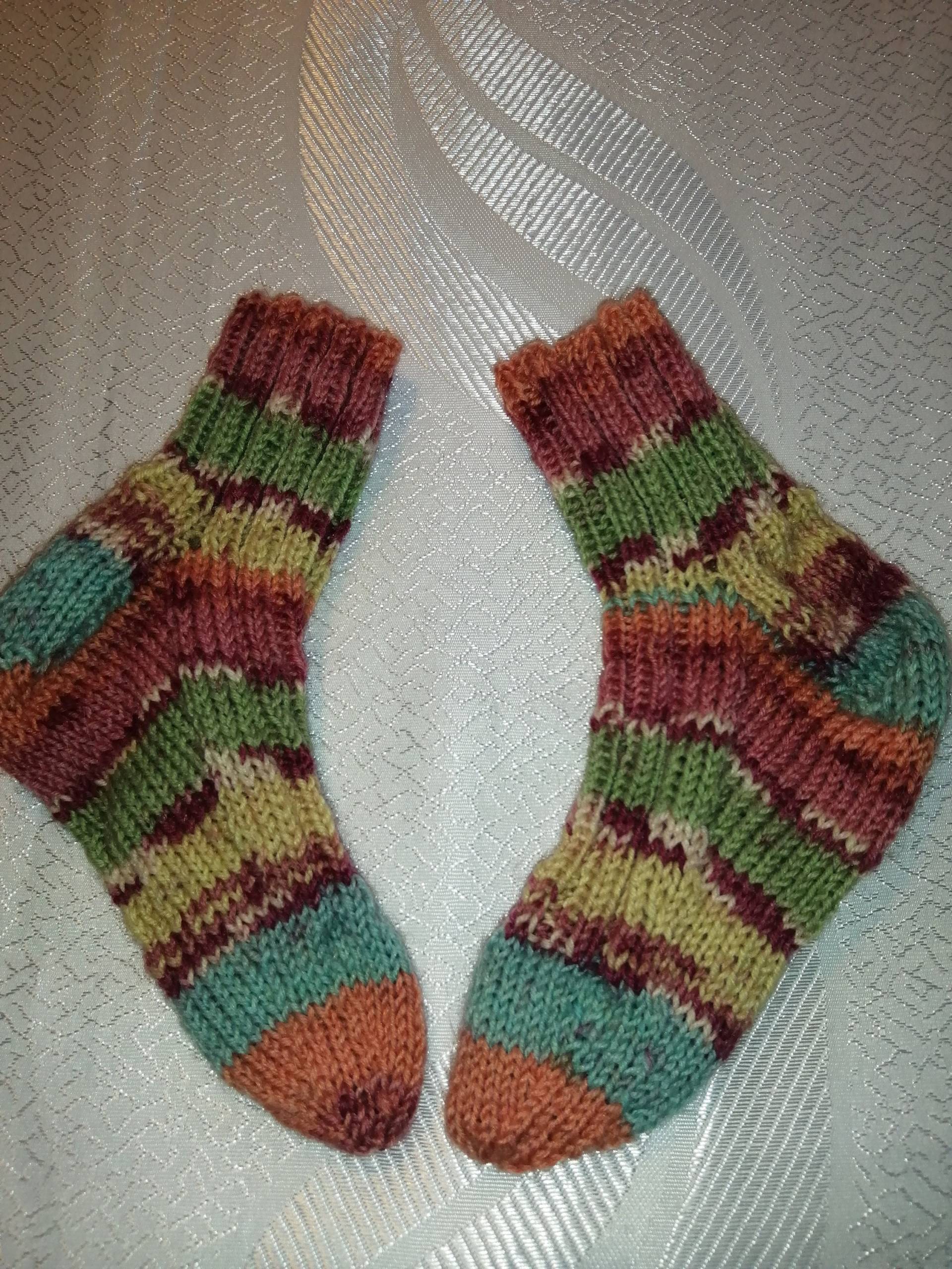 Handgestrickte Kindersocken in Größe 22 von WolligesVonStefanie
