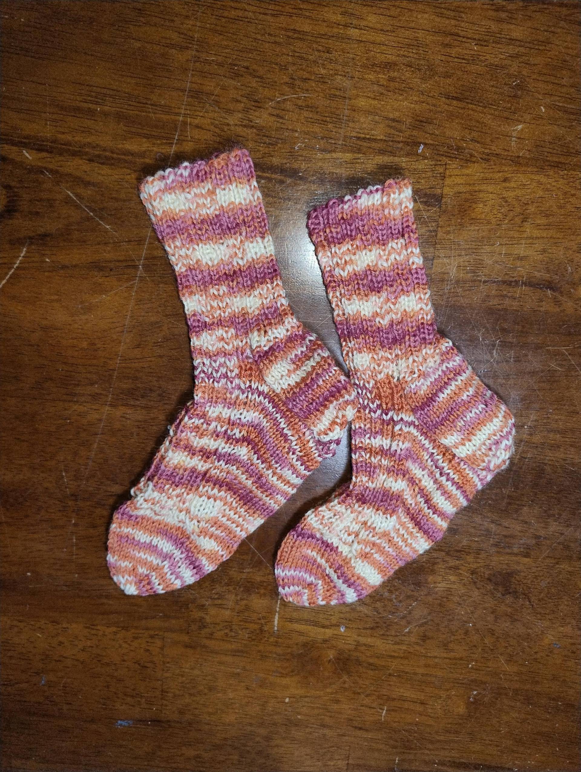 Handgestrickte Kinderstrümpfe in Größe 25 Orange-Beigen Tönen von WolligesVonStefanie