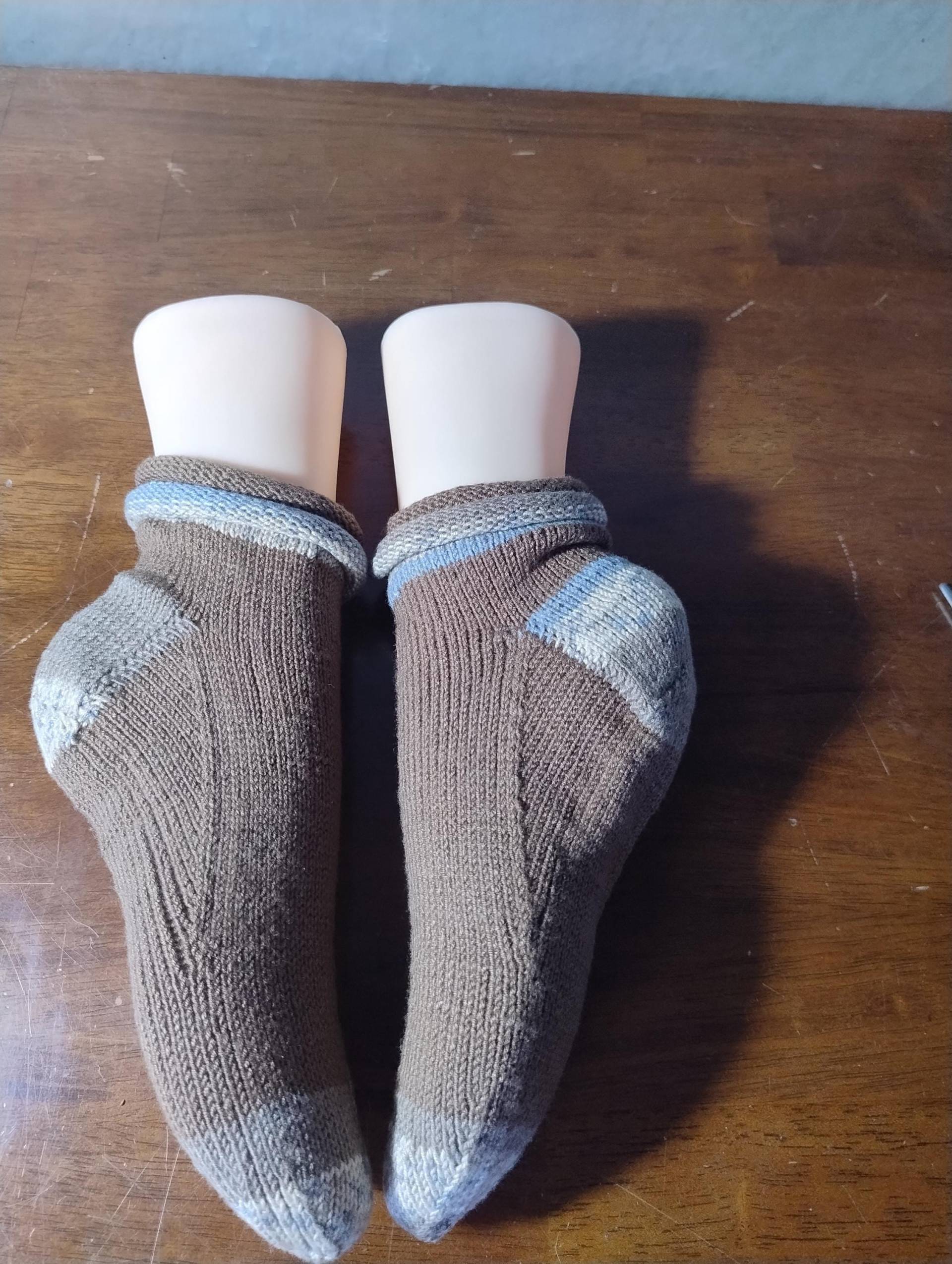 Handgestrickte Sneaker-Socken in Größe 38 Braun Mit Ringelrand Aus Bambus-Viskose von WolligesVonStefanie