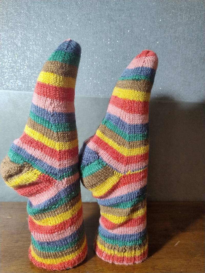 Handgestrickte Socken Für Erwachsene Und Teenager in Größe 38/39 Im Ringel-Look von WolligesVonStefanie