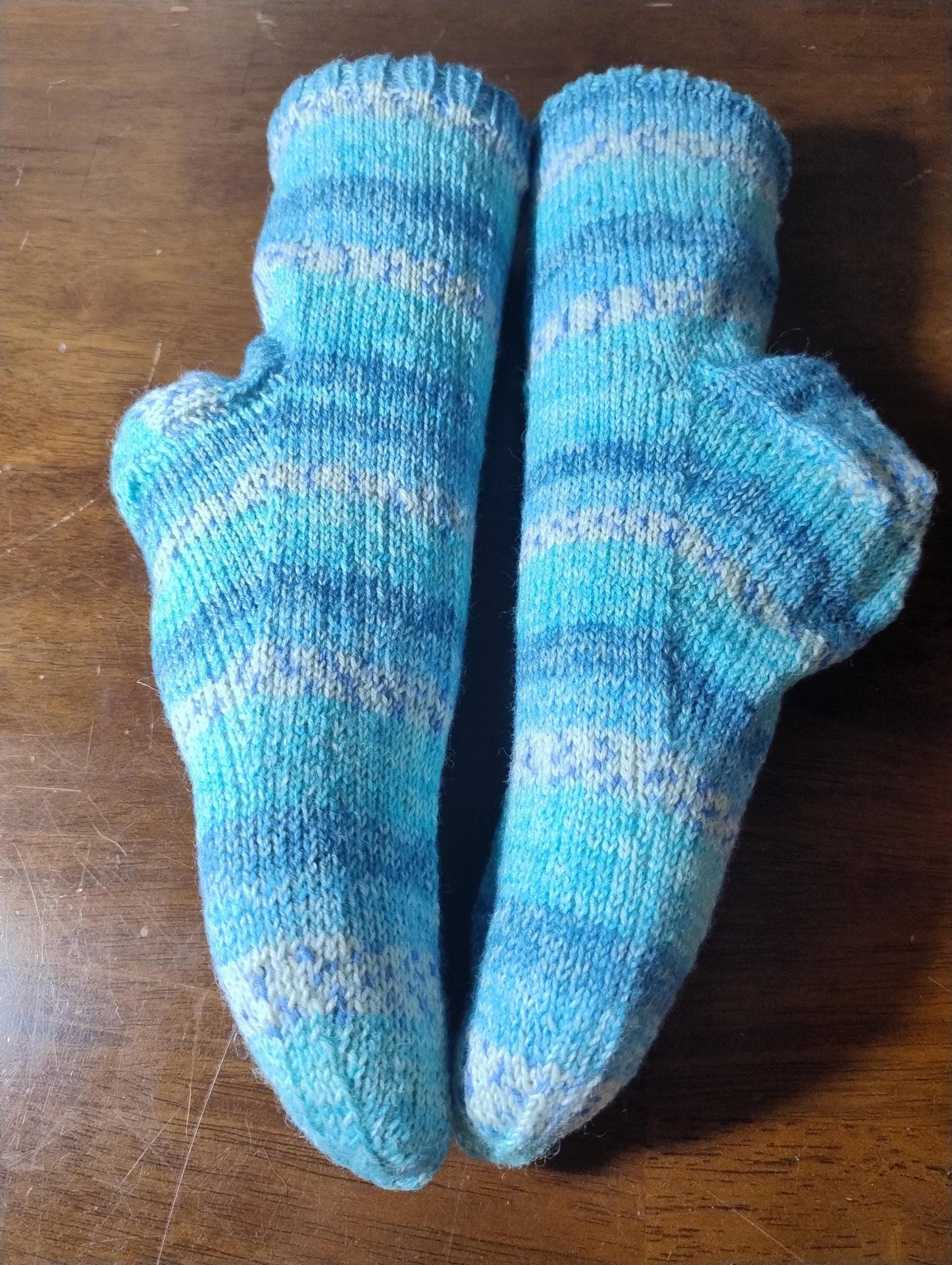 Handgestrickte Socken Für Erwachsene Und Teenager in Größe 40 Türkis-Weiß-Blau von WolligesVonStefanie