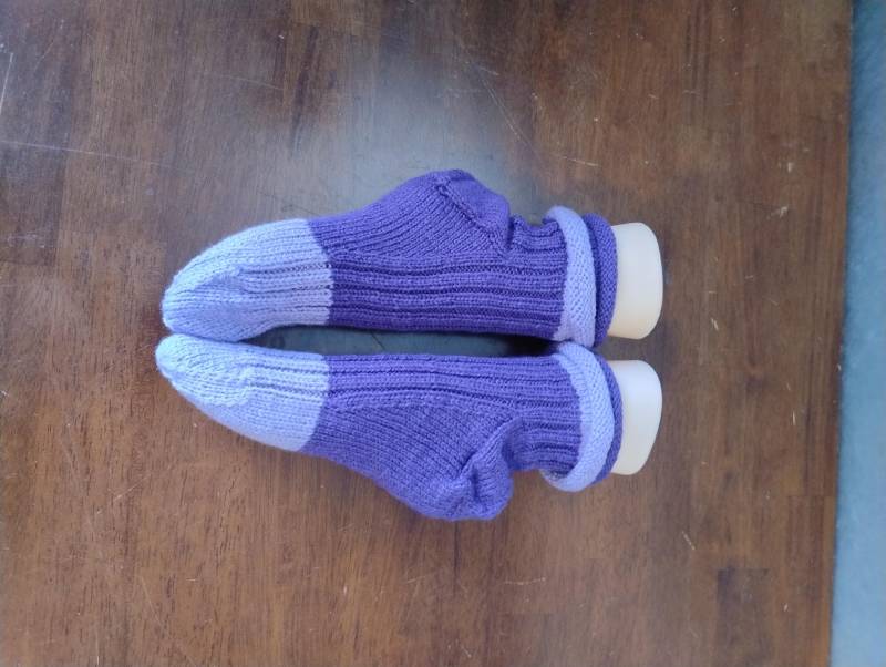 Handgestrickte Socken Mit Rollbündchen Und in Größe 40 Lila von WolligesVonStefanie