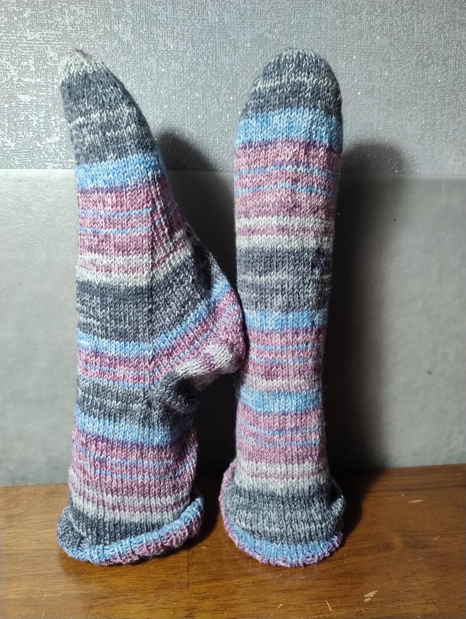 Handgestrickte Socken in Größe 40/41 Meliertem Farbverlauf von WolligesVonStefanie