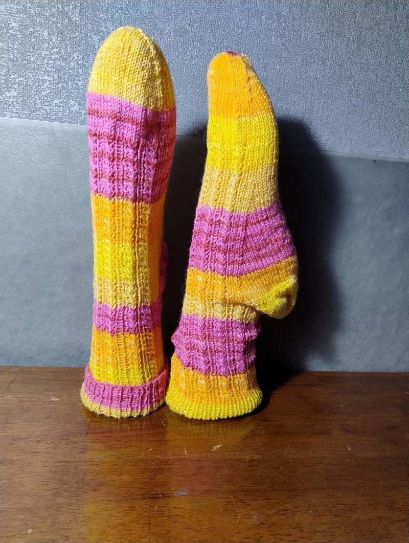 Handgestrickte Strümpfe, Größe 39/40 Mit Kleinem Zopfmuster von WolligesVonStefanie