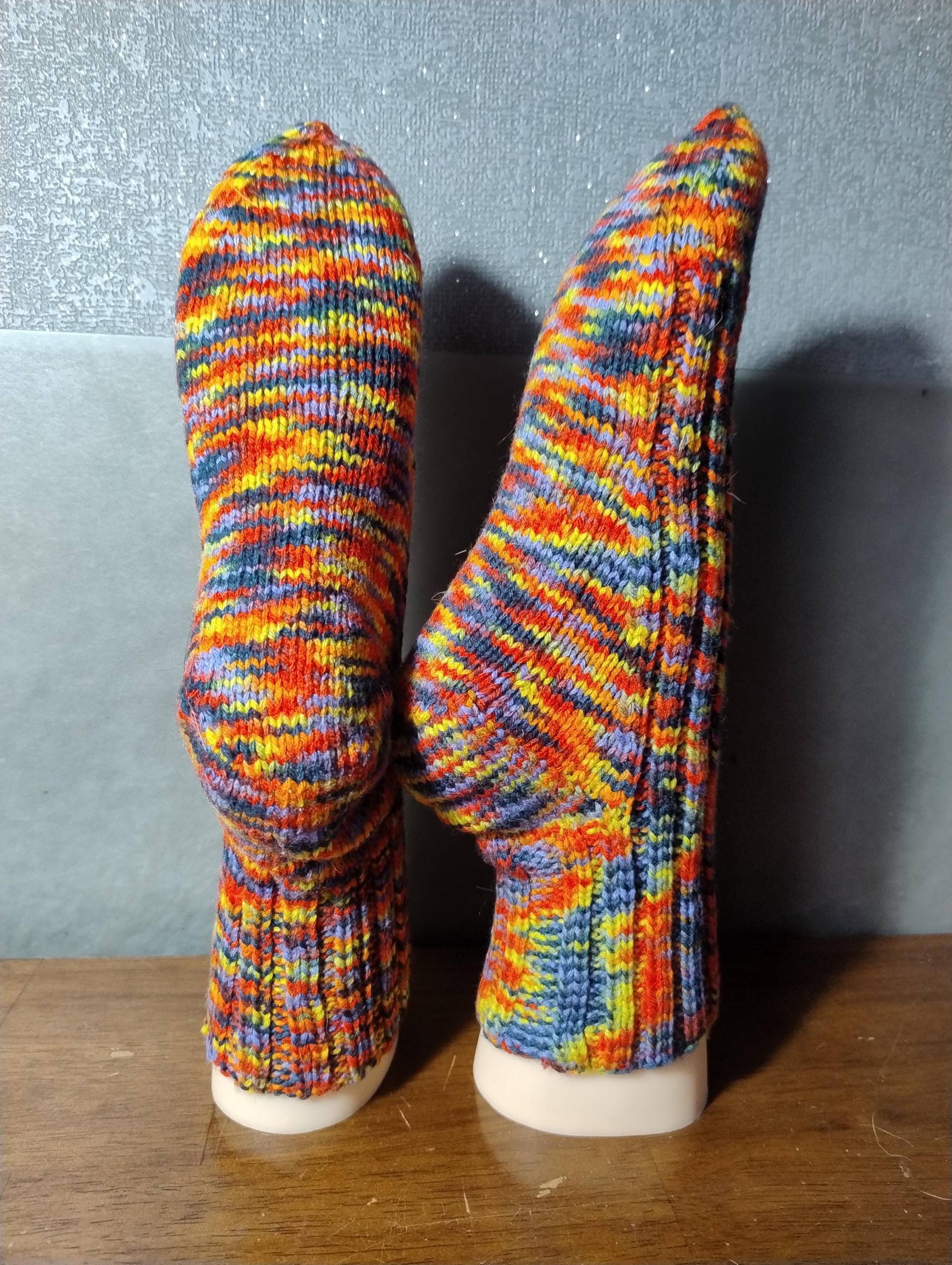 Handgestrickte Strümpfe , Größe 36/37 in Kräftig Bunten Farbverlauf von WolligesVonStefanie