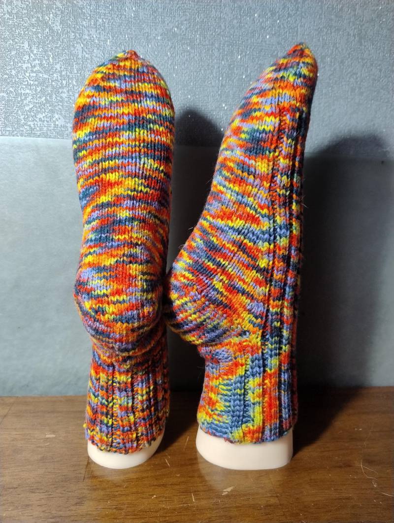 Handgestrickte Strümpfe , Größe 36/37 in Kräftig Bunten Farbverlauf von WolligesVonStefanie