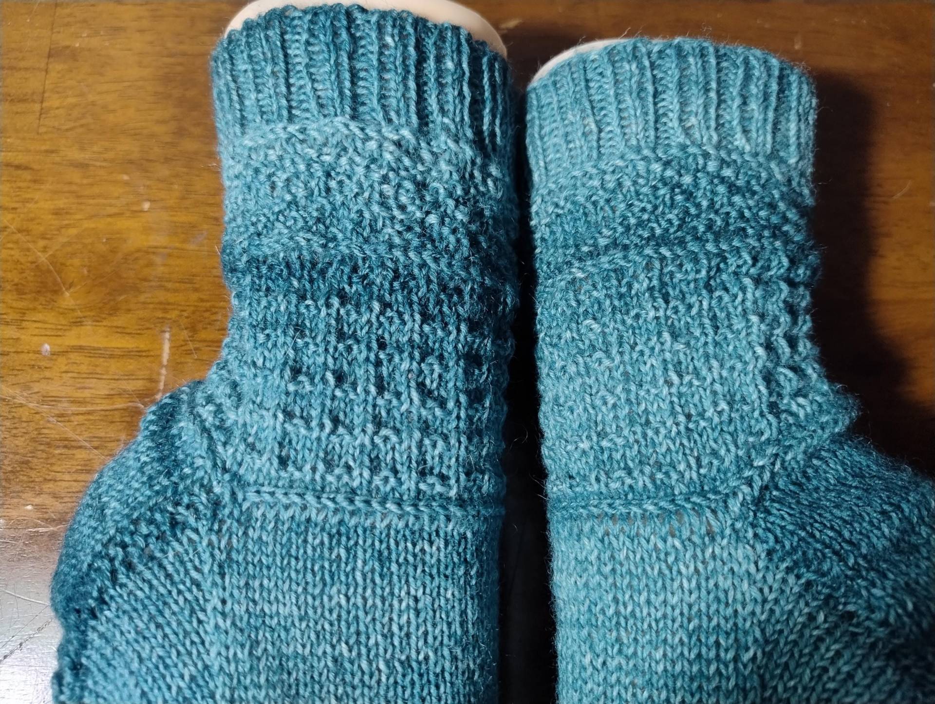 Handgestrickte Strümpfe in Größe 39/40 Meergrünen Tönen von WolligesVonStefanie