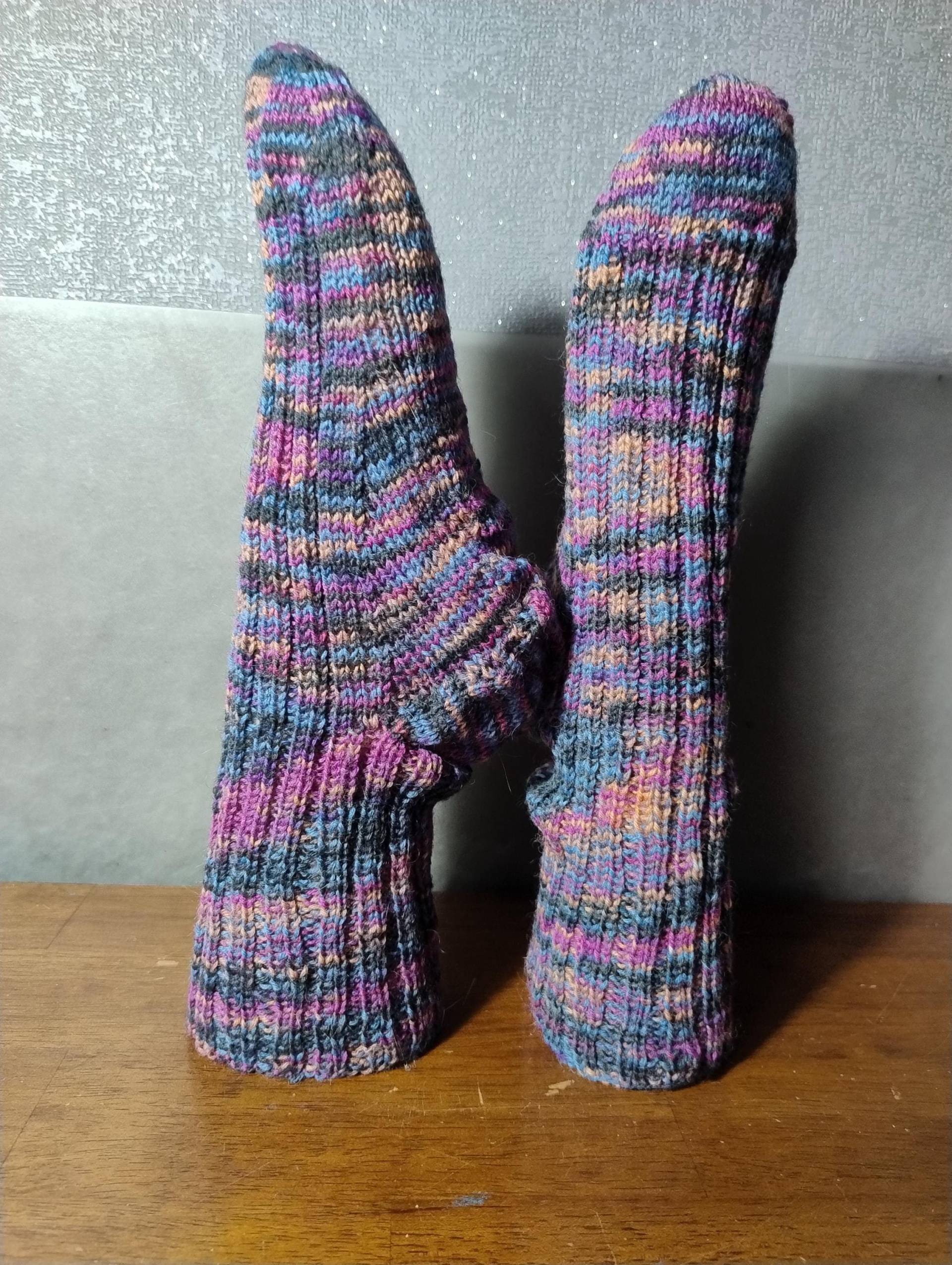 Handgestrickte Strümpfe in Größe 40 Farbig-Schwarzen Garn von WolligesVonStefanie