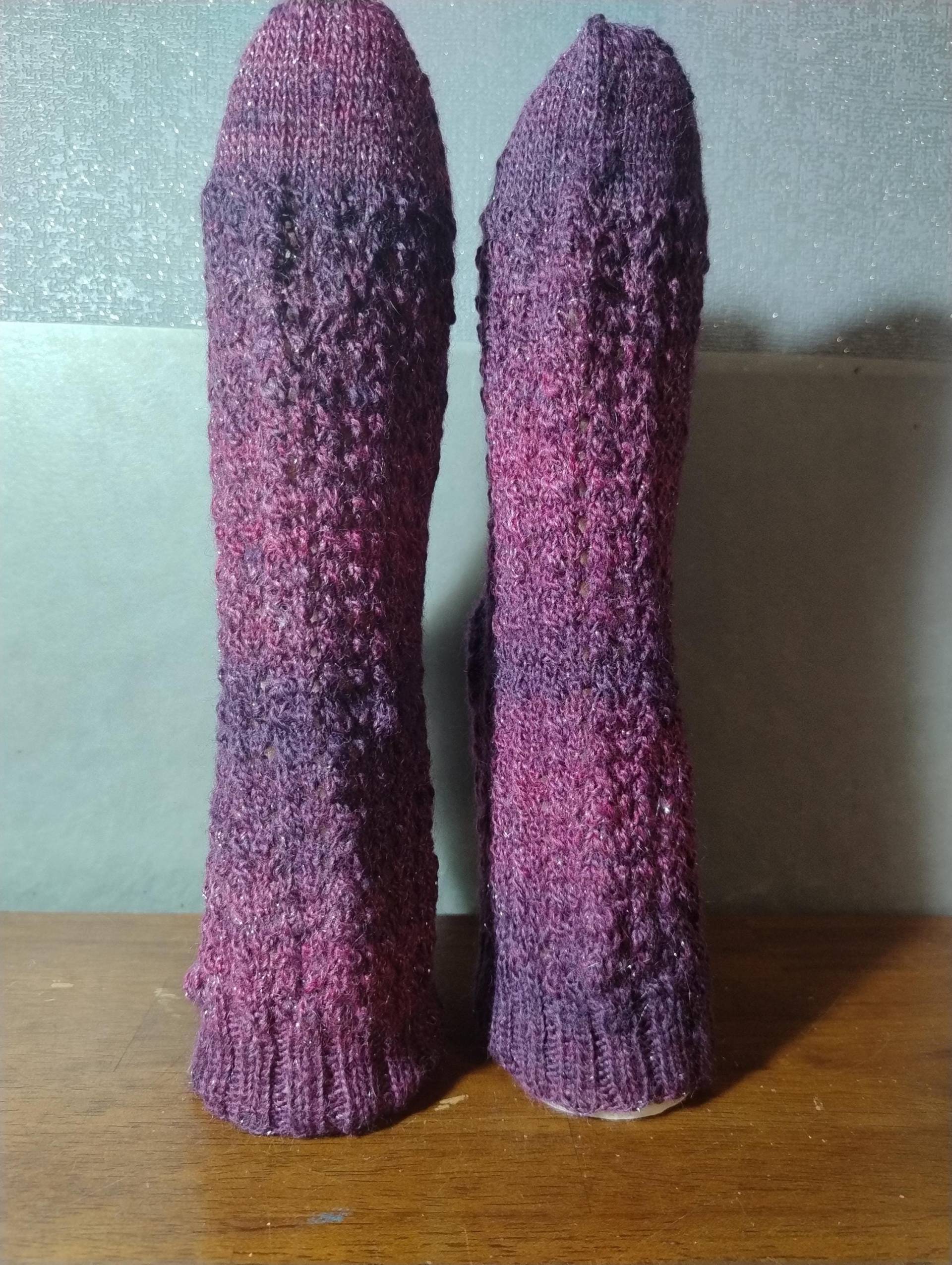 Handgestrickte Strümpfe in Größe 40 Für Erwachsene/Teenager Mit Glitzer Weinrot/Schwarz von WolligesVonStefanie