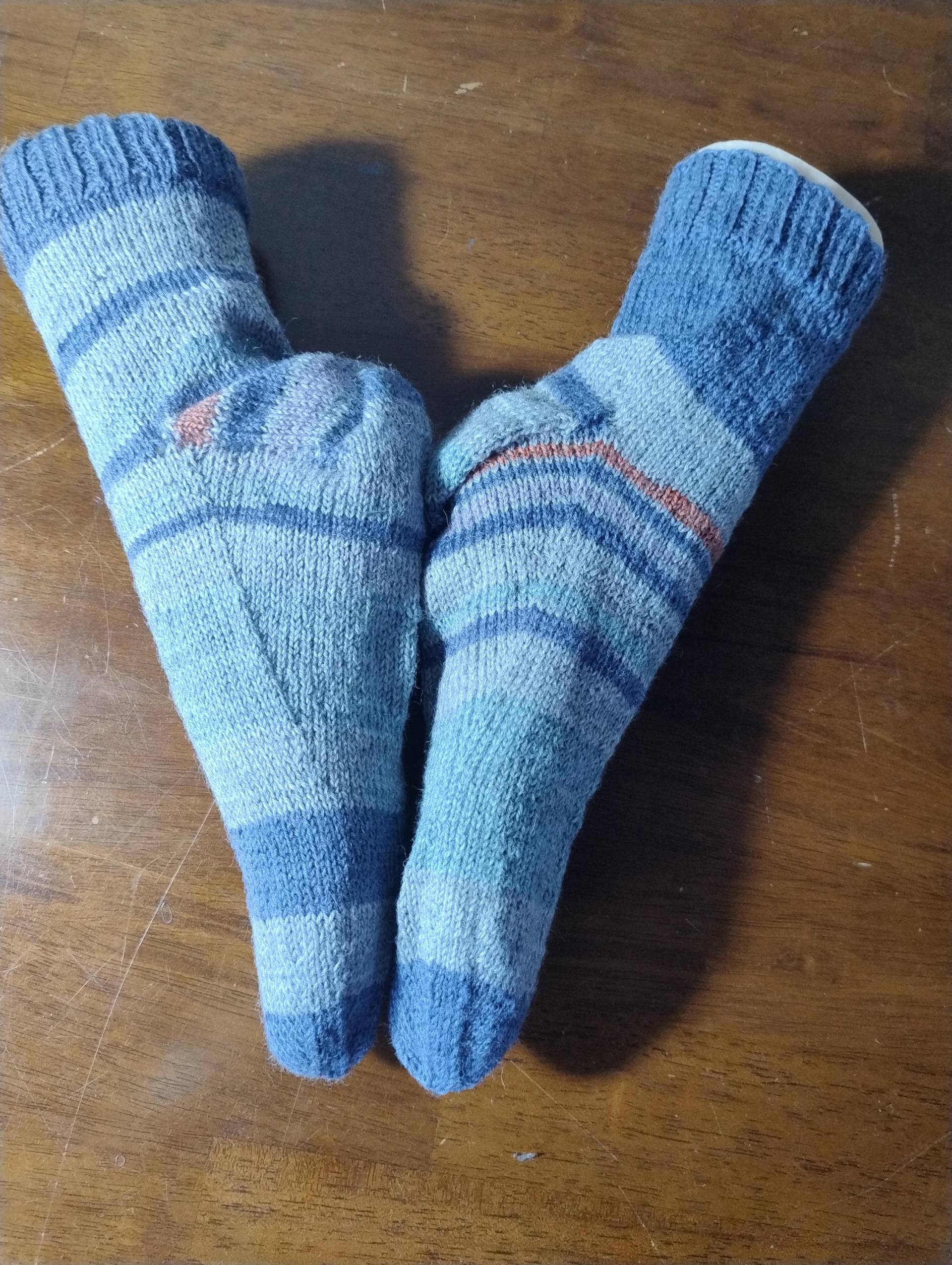 Handgestrickte Strümpfe in Größe 41 Blau-Grau von WolligesVonStefanie