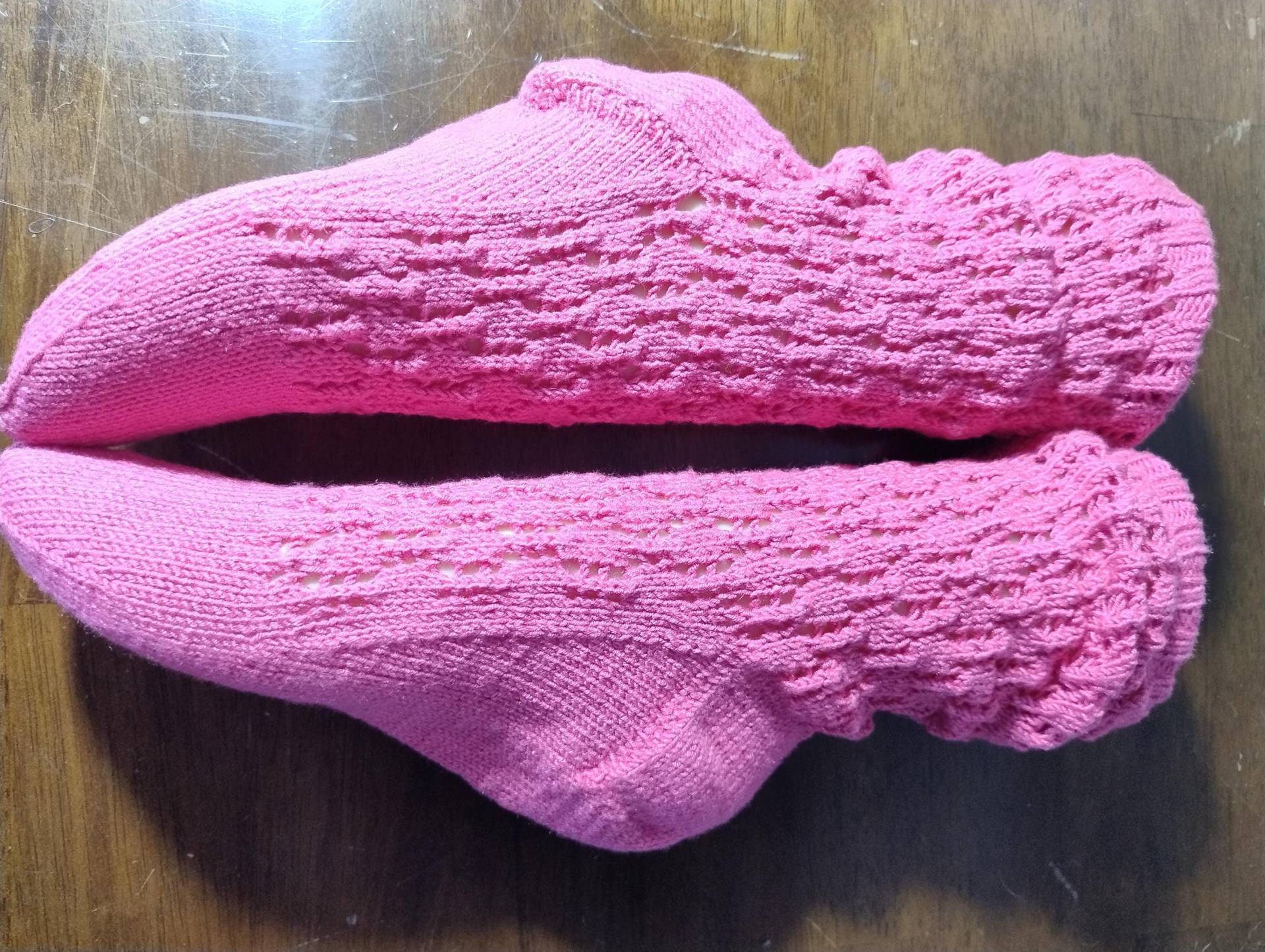 Handgestrickte Strümpfe in Knalligem Pink Größe 40 Mit Sommerlichem Lochmuster von WolligesVonStefanie