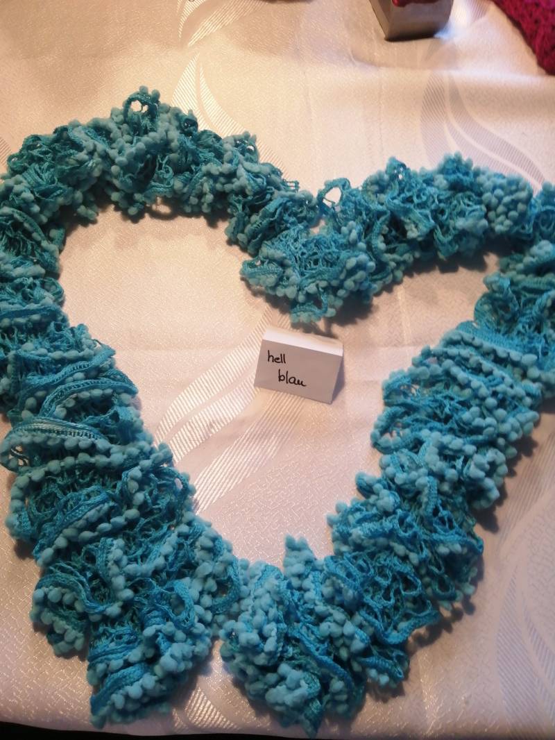 Handgestrickter Hellblauer Schal Mit Mini-Pompom-Borte von WolligesVonStefanie