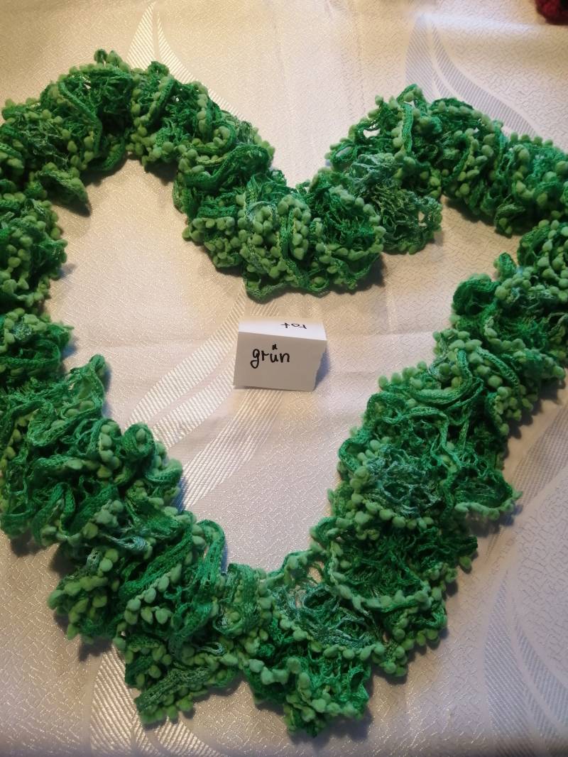 Handgestrickter Schal Mit Mini-Pompom-Borte in Grün von WolligesVonStefanie